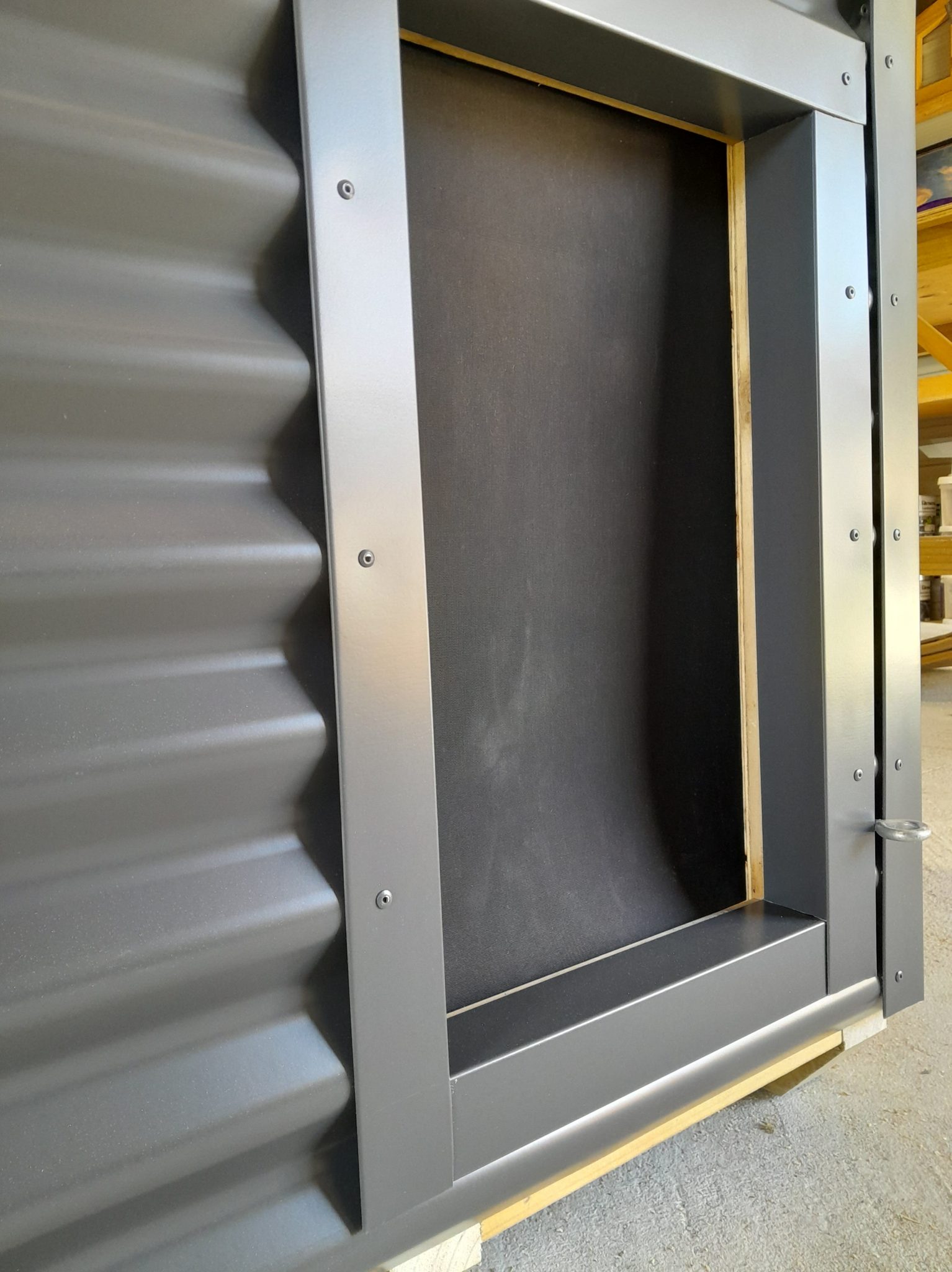 Insulated Dog Kennel Hammer and Saw