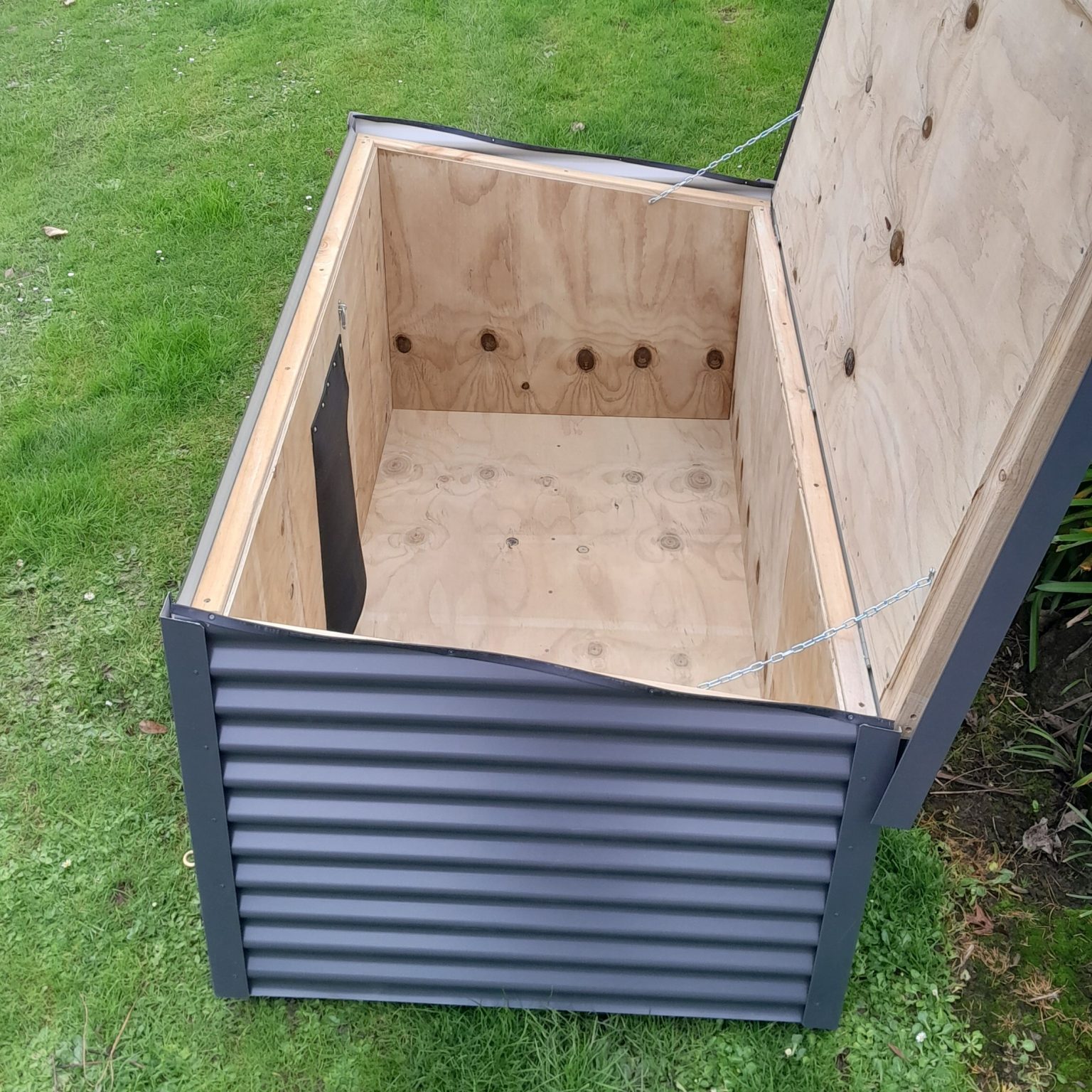 Dog Kennel Insulated and lined Hammer and Saw
